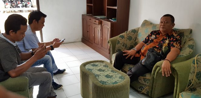 
 Foto Riduan 
Caption : Ketua APDESI Lampura Edwar Syahputra, saat diwawancarai wartawan di salah satu ruang fraksi di DPRD Lampura, Kamis (17/1)  