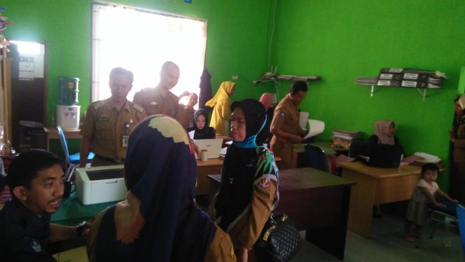 
 Foto RIA
Caption : Para Guru Honor dan TU saat mengambil SK Kepala Dinas di kantor Disdikbud Lampura, Senin (28/1).

