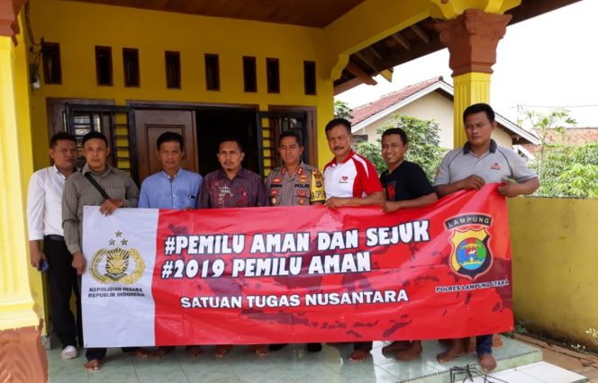 
 Foto : Humas Polres Lampura
Caption : Kapolres Lampura AKBP Budiman Sulaksono bersama jajaran KBTM membentangkan spanduk pemilu damai 2019, Senin (21/1).
