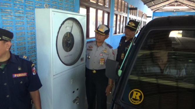 
 Foto IST
Cation : Kepala Dishub Lampura Hi. Basirun Ali, saat mengecek kendaraan roda empat yang sedang melakukan Uji KIR di kantor dinas setempat, Kamis (10/1).