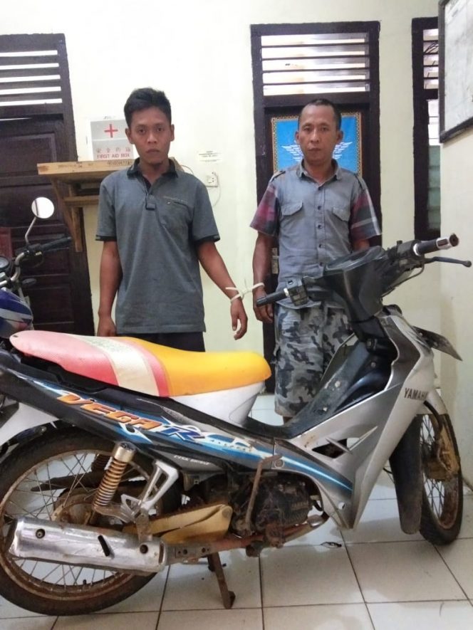 
 Foto : Polsek Sungkai Selatan
Caption : Ariza dan Suhairi pelaku Curat saat diamankan di Mapolsek Sungkai Selatan, foto dibidik Kamis (17/1).
