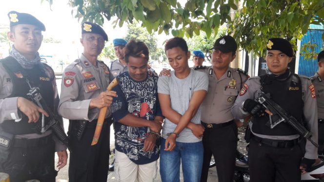 
 Foto : Humas Polres Lampura  Caption Foto : Zaki Rahman dan Nopan Ramadhan saat diamankan unit Sabhara Polres Lampura, setelah tertangkap tangan membawa Sajam, foto dibidik Rabu (16/1).
