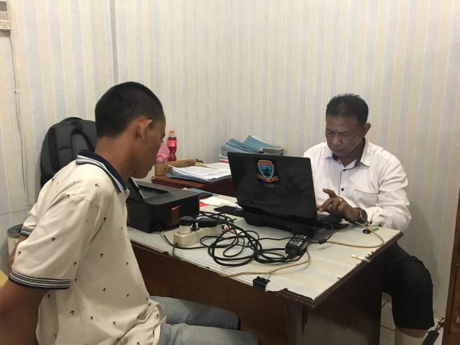 
 Foto : Sat-res Narkoba Polres Lampura
Caption : Tertunduk malu, Zulkarnaen tersangka kepemilikan narkoba jenis sabu-sabu, saat diperiksa penyidik Sat-res Narkoba Polres setempat. Foto dibidik Rabu(16/1).