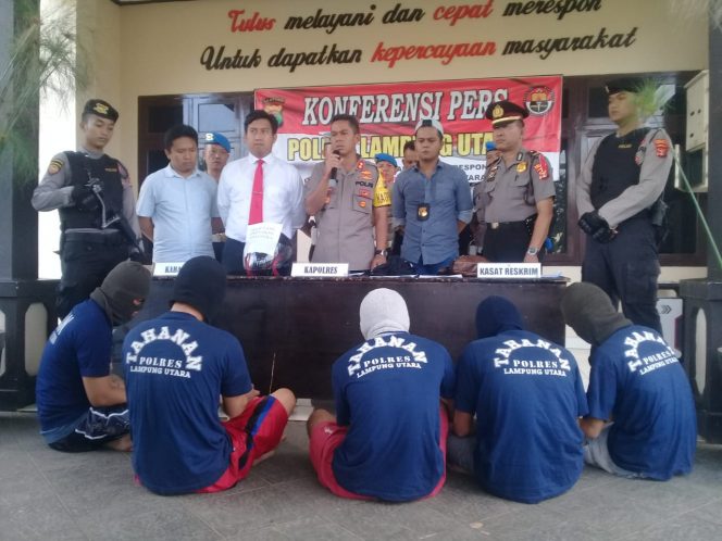 
 Foto : Ferdani
Caption : Kapolres Lampura AKBP Budiman Sulaksono, saat menggelar Konferensi Pers terkait pengungkapan kasus 3C selama sebulan, foto dibidik di Mapolres Lampura Kamis (31/1).