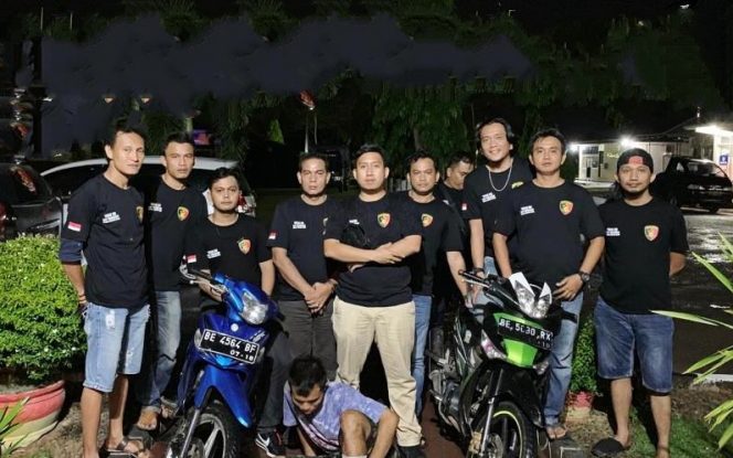 
 Foto : Ferdani  Caption: Kasat Reskrim AKP Donny Kristian Bara'langi bersama Team Tekan 308 saat ekspose hasil tangkapannya, foto dibidik Rabu(9/1) malam.