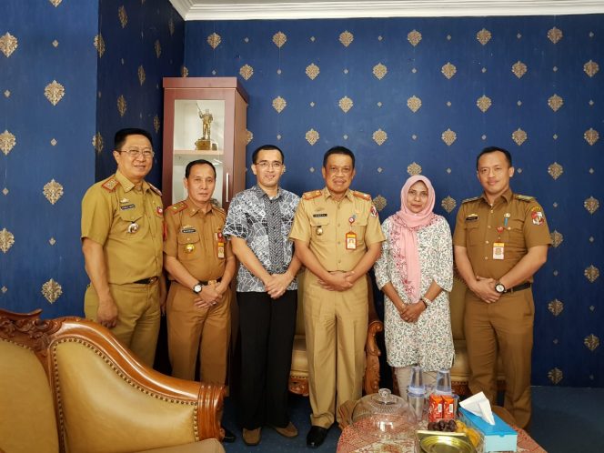 
 Foto IST
Caption : Plh. Sekkab Lampura H. Sofyan dan para Pejabatnya saat foto bersama dengan perwakilan dari Mendagri, Selasa (22/1).
