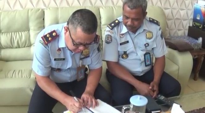 
 Foto : Ferdani
Caption : Bachtiar Kepala Kantor Imigrasi Kotabumi, saat dikonfirmasi awak media terkait peningkatan peneribitan paspor tahun 2018, Rabu (16/1).