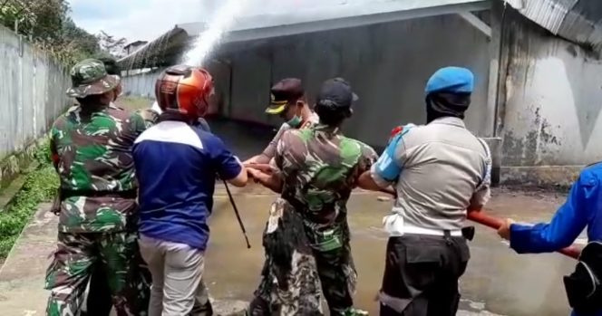 
 Foto Ferdani
Caption: Upaya pemadaman api yang dilakukan di gudang WINGS yang terbakar. Foto dibidik Jum'at (11/1) lalu.
