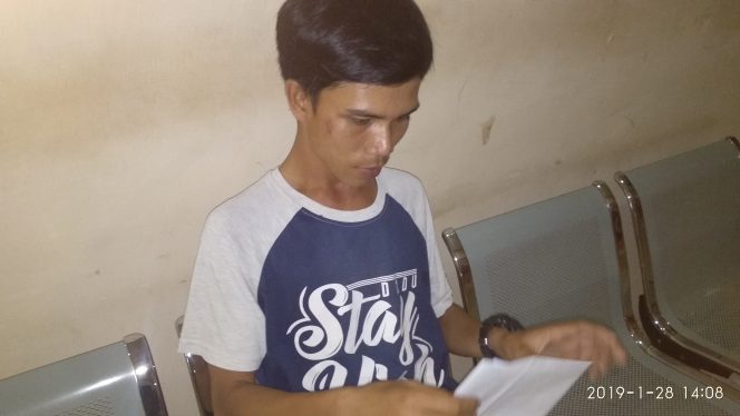
 Foto : Ferdani
Caption : Oktomi korban penganiayaan yang dilakukan oleh Ateng, saat menunggu untuk diperiksa di ruang Sat-Reskrim Polres Lampura, Senin (28/1).