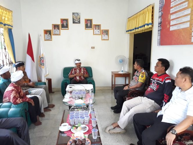 
 Foto Humas Polres Lampura 
Caption : Kapolres AKBP Budiman Sulaksono, saat mengunjungi pengurus PHDI Lampura, Jumat(18/1). 