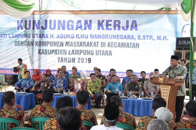 
 Foto Humas Pemkab Lampung Utara
Caption : Bupati Lampura Hi. Agung Ilmu Mangkunegara saat berdialog dengan Masyarakat yang ada di Desa Suka Maju Kecamatan Abung Tinggi dalam Kunkernya, Kamis (3/1).