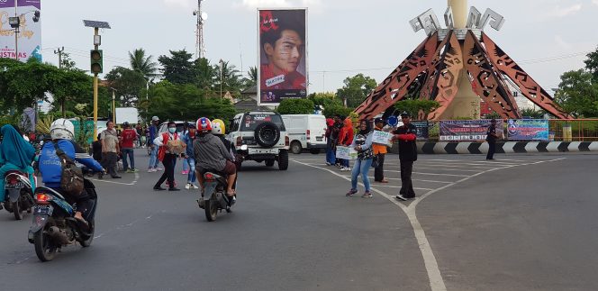 
 Foto Riduan 
Caption : Puluhan warga Lampura melakukan aksi ngemen bareng dalam rangka penggalangan dana bagi korban tsunami selat sunda, di bundaran Tugu Payanmas, Rabu (9/1).