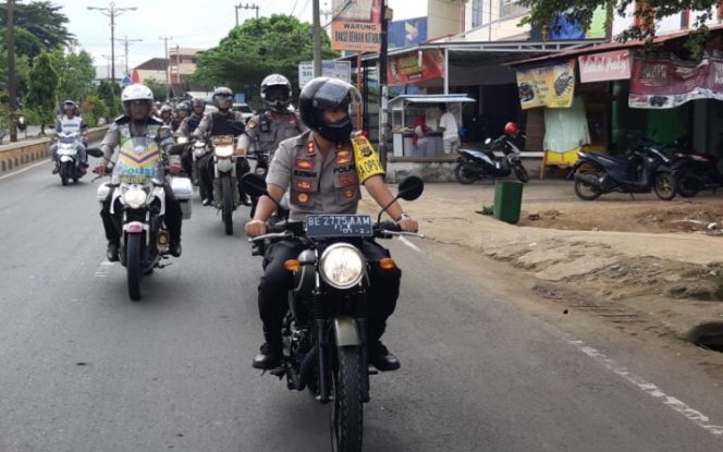 
 Foto Humas Polres Lampura
Caption : Kapolres Lampura AKBP Budiman Sulaksono saat memimpin patroli hunting menggunakan sepeda motor di sepanjang jalan Jendral Sudirman Kotabumi, Kamis (24/1).

