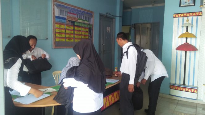 
 Foto RIA
Caption : Tampak para CPNS saat berbincang dengan rekan lainnya untuk melakukan pemberkasan di Kantor BKPSDM setempat, Kamis (17/1).
