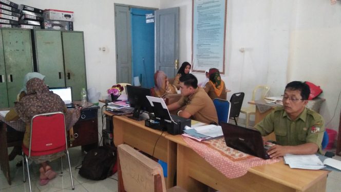 
 Foto RIA
Caption : Tampak tim operator dari BKPSDM Lampura saat melayani pemberkasan PNS bagi peserta CPNS, Senin (7/1).