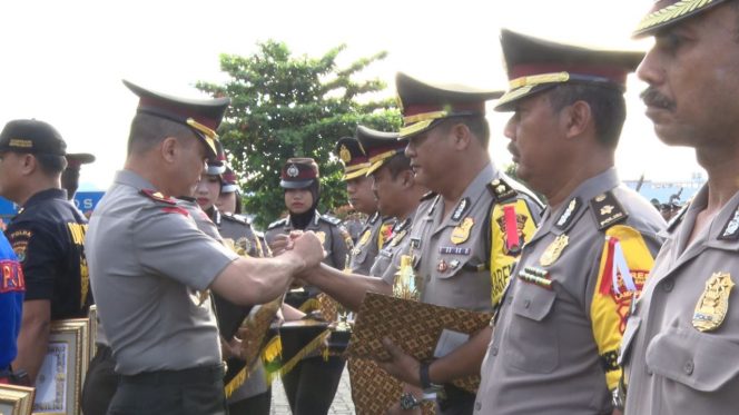 
 Foto : Humas Polres Lampura
Caption Foto : Wakapolda Lampung Brigjenpol Teddy Minahasa saat menyerahkan penghargaan terbaik ke III Dalam penilaian Ops Lilin Krakatau 2018, kepada Kabag Ops Polres Lampura Kompol Nelson F Manik. Foto dibidik Kamis (17/1).
