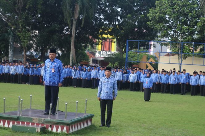 
 Foto Humas Pemkab Lampura
Caption : Plh. Sekkab Lampura H. Sofyan saat memimpin upacara Bulanan yang dilakukan setiap tanggal 17, Kamis (17/1).
