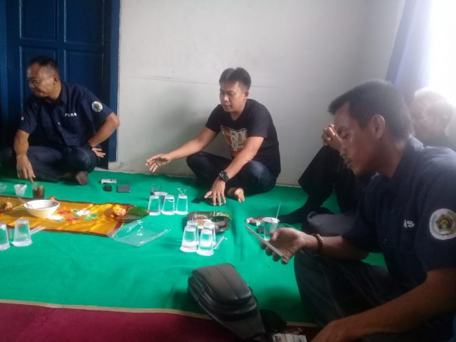 
 Foto IST 
Caption : Ketua PWI Lampura Jimmy Irawan, saat memimpin rapat persaiapan menghadiri HPN 2019 di Jawa Timur, Rabu (16/1).
 