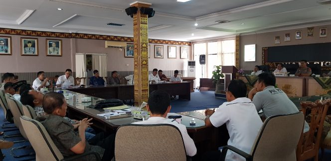 
 Foto Riduan 
Caption : Suasana mediasi pasar Desa Gunungbesar, di ruang Siger Pemkab Lampura, Rabu (23/1).
 