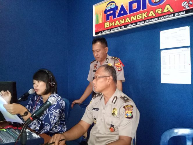 
 Foto : Humas Polres Lampura
Caption Kabag Sumda Polres Lampura Kompol  A Holil, saat menggelar Tolkshow penerimaan Polri 2019 lewat Radio Bhayangkara 96.1 FM, Senin (21/1).