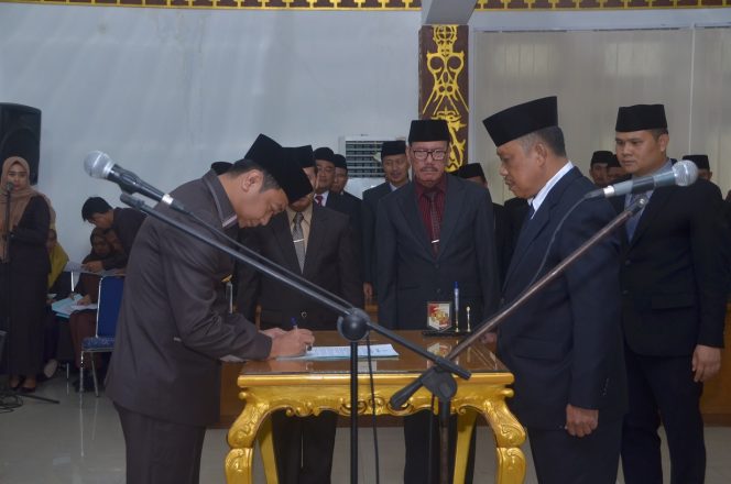 
 Foto RIA
Caption : Bupati Lampura Hi. Agung Ilmu Mangkunegara menandatangani berita acara pelantikan Pj. Sekretaris Kabupaten(Sekkab) Hi. Sofyan, Rabu (30/1)