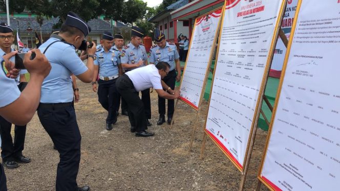 
 Foto Riduan
Caption : Kepala Divisi Pemasyarakatan Kanwil Kemenkumham Provinsi Lampung, Edi Kurniadi saat menandatangani pakta integritas janji kinerja, di Rutan Kelas II B Kotabumi, Rabu (30/1).   