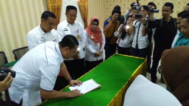 
 Foto RIA
Caption Tandatangani: Plt. Direktur H.M. Ryacudu Kotabumi dr. Syah Indra Husada Lubis saat mendatangani MoU Nota Kesepahaman disaksiskan oleh Plh. Sekkab, Plt. Asisten II dan Kadiskes, Rabu (16/1).