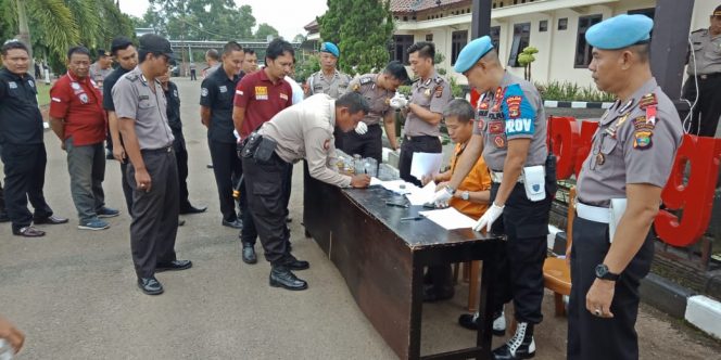 
 Foto : Ferdani
Caption : Personil Polres Lampura saat dilakukan pemeriksaan urine, oleh DR Faulus (Kemeja Orange) selaku Dokter Biddokkes Polda Lampung, di halaman Mapolres setempat Rabu (30/1).