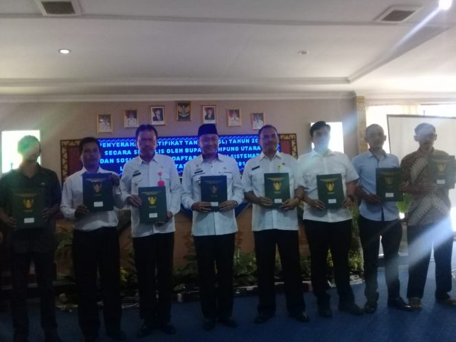 
 Foto RIA
Caption : Bupati Lampura Hi. Agung Ilmu Mangkunegara bersama Kepala BPN Lampura Agus Purwanto saat menunjukkan Sertifikat Tanah yang akan dibagikan ke Masyarakat, Rabu (16/1).
