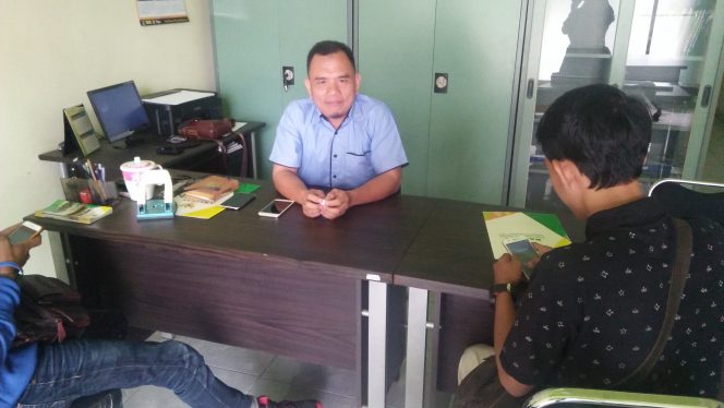 
 Foto RIA
Caption : Pelaksana harian Baznas Lampura Najibuddin saat diwawancarai awak media terkait kerjasama zakat dengan Satuan Kerja(Satker), Selasa (22/1).