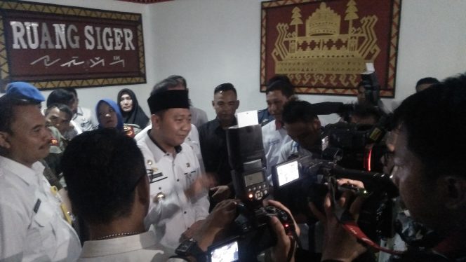 
 Foto RIA
Caption : Bupati Lampura Hi. Agung Ilmu Mangkunegara saat diwawancarai terkait KIA, Rabu (16/1).
