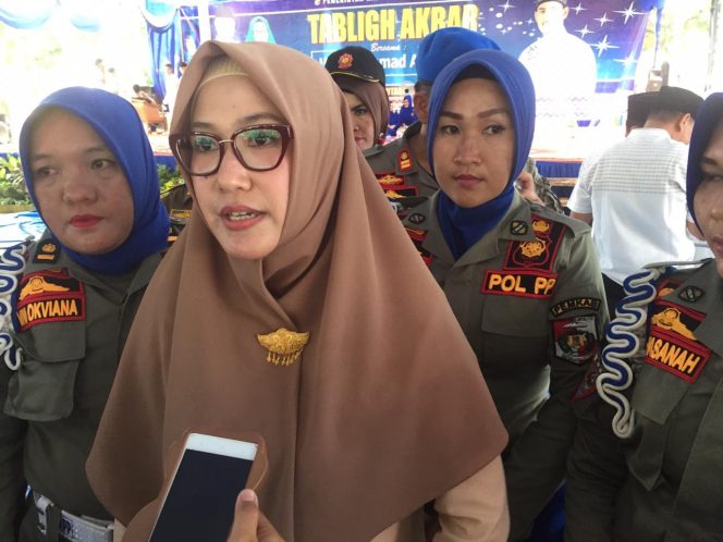 
 Foto RIA
Caption : Ketua TP-PKK Lampura Hj. Endah Kartika Prajawati Agung saat diwawancarai terkait maraknya kasus pelecehan seksual terhadap perempuan dan anak, Rabu (9/1).
