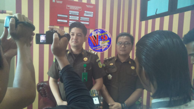 
 Foto IST 
Caption :Kasi Intel Kejari Lampura, Hafidz, S.H, saat dikonfirmasi wartawan, terkait dengan pelimpahan mantan Camat Kotabumi Utara, NJ, Selasa (19/2). 