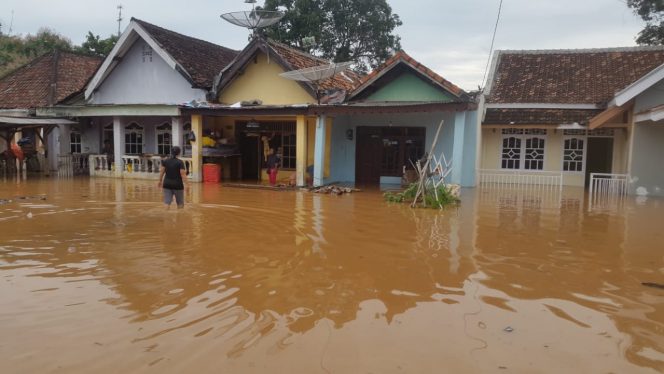 
 Foto Caption 
Caption 1 : Warga tengah mengevakuasi barang atau perabotan rumah tangga keatas sebuah truk.  Caption 2 : Air yang merendam ratusan rumah warga di kelurahan Kotaalam, Kotabumi Pasar dan Kotabumi Udik  Caption 3 : SMAN 3 Kotabumi juga tidak luput dari banjir yang terjadi kali ini.