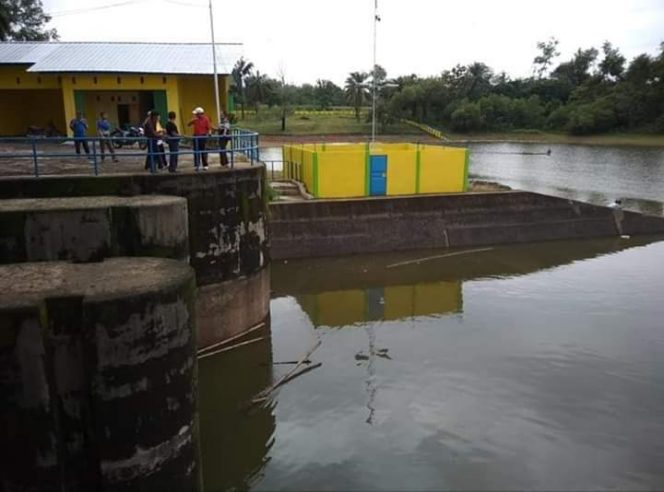 
 Foto Riduan 
Caption : Elavasi permukaan air pada Bendungan Wayrarem, masih dibawah batas maksimal. Sehingga dipastikan banjir di pada lima Kecamatan, bukan akibat luapan bendungan wayrarem. Foto dibidik Minggu (17/2).
 