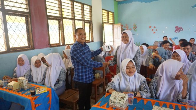 
 Foto Riduan 
Caption : Komisioner KPUD Lampura Aprizal Ria, saat menyerahkan hadiah kepada pemilih pemula yang dapat menjawab pertanyaan seputar pelaksanaan pemilu 2019. Foto dibidik di SMAN 1 Tanjungraja, Rabu (13/2).