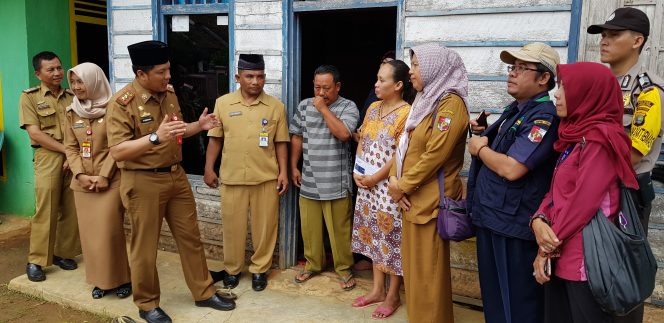
 Foto Riduan 
Caption : Kepala Dinsos Lampura, Muhammad Erwinsyah, saat berdialog dengan penerima bantuan sosial Rastra dan PKH, di Kelurahan Kelapatujuh, Selasa (12/2).