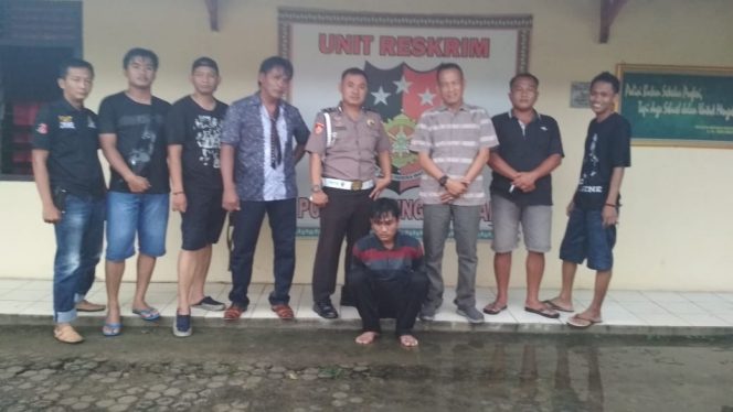 
 Foto : Polsek Abung Selatan
Caption : Kapolsek Abung Selatan AKP Sukimanto bersama jajarannya, saat menunjukkan hasil tangkapannya, foto dibidik Senin (4/2).