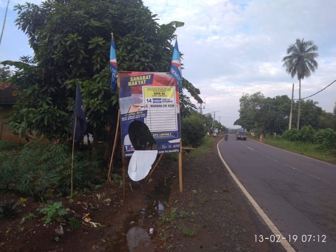 
 Foto RNN
Caption : Ini diantara baner Alat Peraga Kampanye(APK) atas nama Marwan Cik Hasan caleg DPR RI dari Partai Demokrat yang dirusak. Foto dibidik Rabu (13/2).