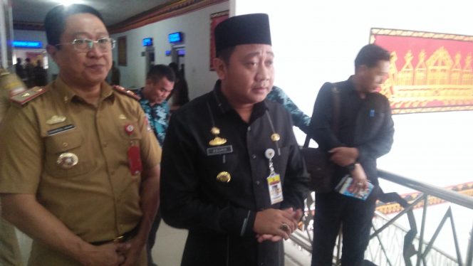 
 Foto RIA
Caption : Bupati Lampura Hi. Agung Ilmu Mangkunegara saat diwawancarai terkait menurunnya tingkat kehadiran ASN, Senn (11/2).