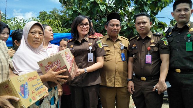 
 Kajari Lampura Tinjau Langsung Korban Banjir