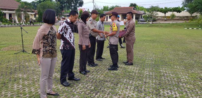 
 Berdedikasi, 5 Personil Terima Reward Dari Kapolres