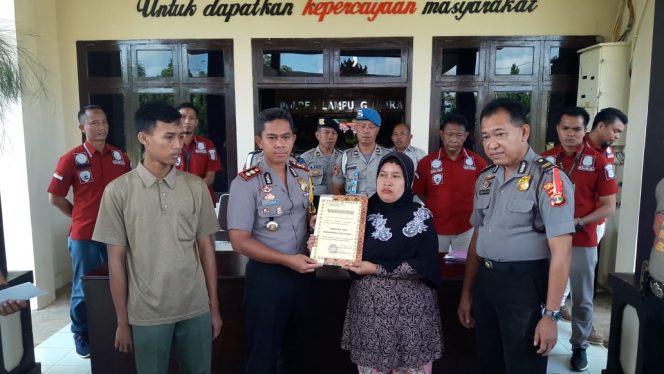 
 caption foto : Penyerahan penghargaan oleh AKBP. Budiman Sulaksono S.I.K Kapolres Lampura kepada Masliha
