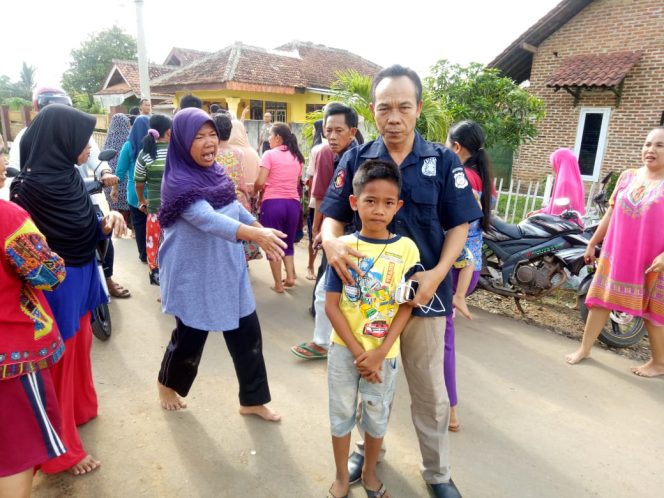 
 Foto : Ferdani
Caption : Kapolsek Kotabumi Utara IPTU Rukmanizar saat bersama salah seorang korban atas nama Lucky, yang sempat dibawa kabur wanita tak dikenal, Selasa (5/2).