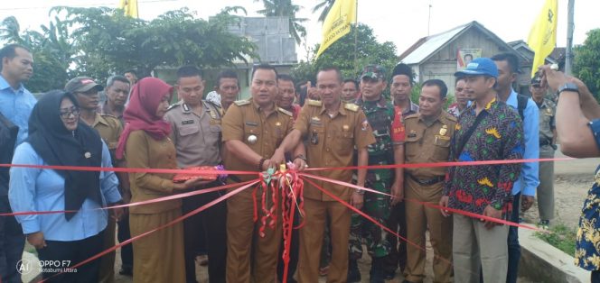 
 Foto RIDUAN 
Caption : Kades Margorejo, Andi Sabak, bersama Camat Kotabumi Utara, Doni F Fahmi, saat menggunting pita, dalam acara serah terima pekerjaan DD 2018, Selasa (12/2).
 