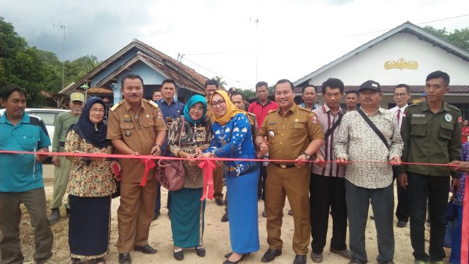 
 Foto RIA  Gunting Pita: Ibu Camat Kotabumi Utara dan Ibu Kades Kalicinta didampingi Camat Doni dan Kades Suparno saat menggunting pita peresmian jalan, Senin(4/2).
