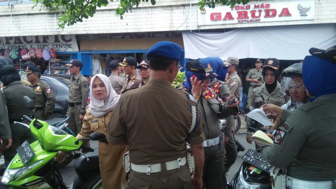 
 Foto RIA
Tampak beberapa orang Guru saat terjaring Razia Satpol-PP saat jam kerja berlangsung, Selasa (26/2).