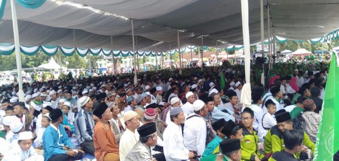 
 Foto Riduan 
Caption : Ribuan warga memadati halaman parkir Stadion Sukung Kotabumi dalam rangka peringatan hari lahir(Harlah) Nahdlatul Ulama(NU) ke 93, Sabtu(9/2).   