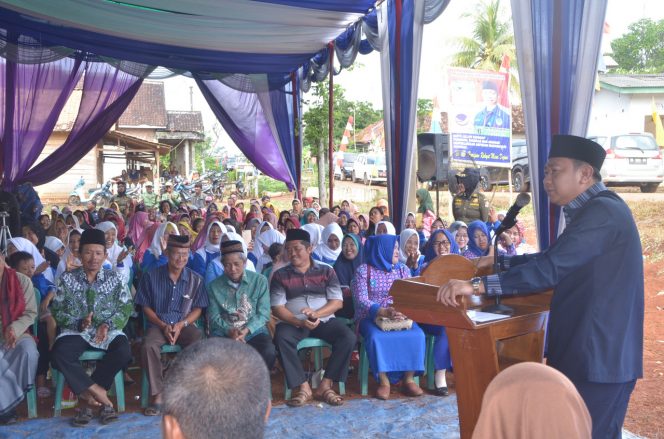 
 Foto Diskominfo Lampura
Caption : Bupati Lampura Hi. Agung Ilmu Mangkunegara saat berdiskusi dengan Masyarkat saat melakukan Kunker di Desa Sirna Galih, Selasa (12/2).