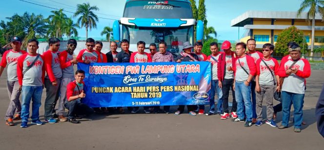 
 Foto IST
Caption : Rombongan PWI Lampura berfose bersama Pj Sekda Hi. Sofyan, sesaat sebelum pelepasan menuju Kota Surabaya dalam rangka peringatan HPN di Stadion Sukung Kotabumi, Selasa (5/2).